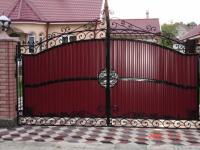 Ворота из профнастила с элементами ковки