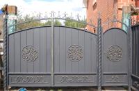 Распашные кованые ворота
