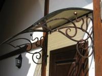 Кованый козырек из монолитного поликарбоната